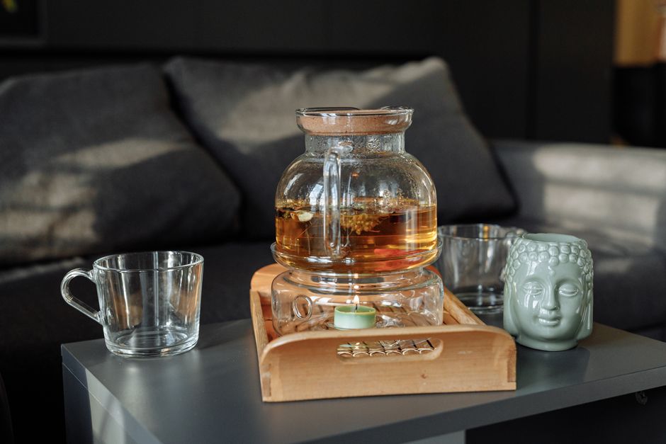 Geurige kaarsen op een houten tafeltje. Geurige kaarsen op een houten tafeltje.