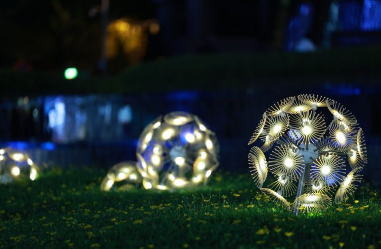 Kleurrijke LED-verlichting voor originele sferen in de tuin