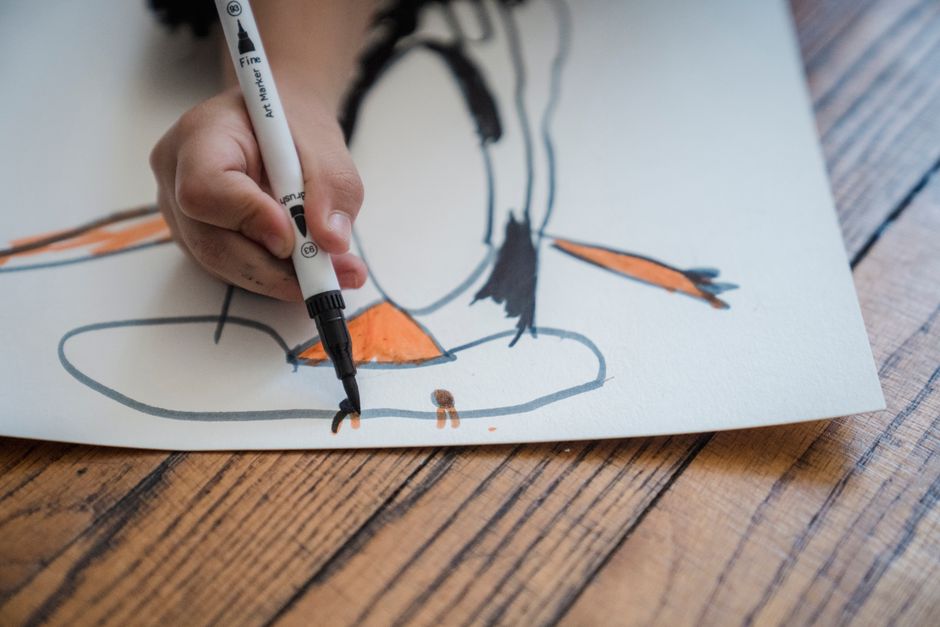 Humoristisch pinguïnkunstwerk tegen felgroene muur. Humoristisch pinguïnkunstwerk tegen felgroene muur.